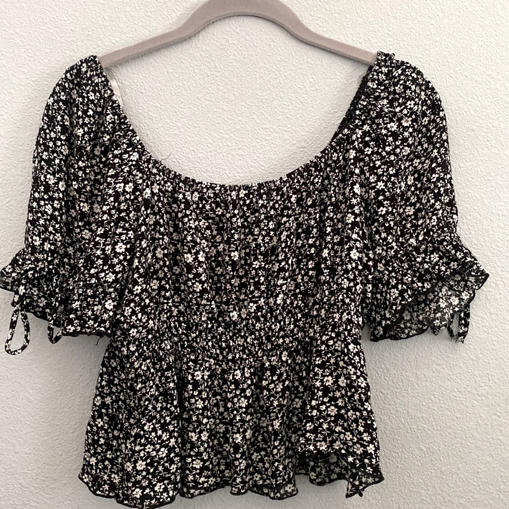 Black & white flower crop top shirt. Stretchy. Size Large.